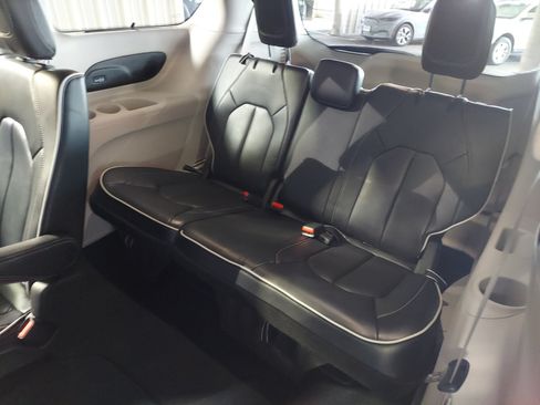Used 2023 Chrysler Pacifica Limited FWD image 25