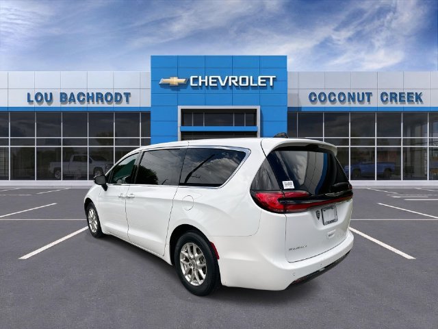 Used 2024 Chrysler Pacifica Touring FWD image 6