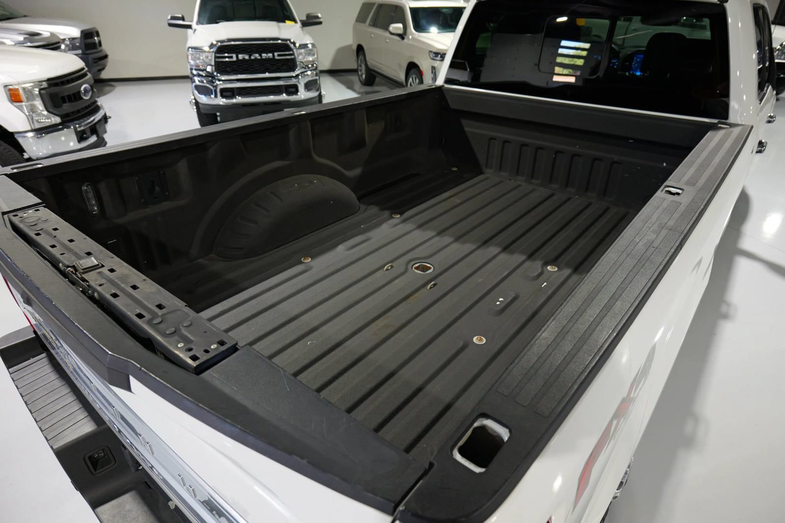 Used 2022 Ford F350 Platinum w/ FX4 Off-Road Package AWD/4WD image 18
