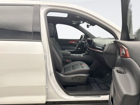 Used 2024 Chevrolet Traverse RS AWD/4WD image 18
