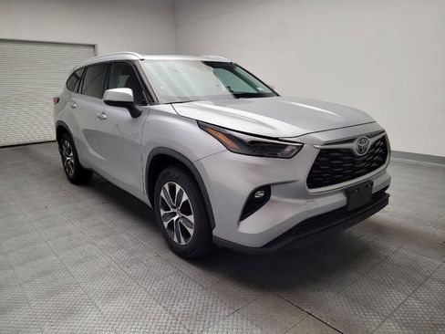 Used 2022 Toyota Highlander XLE FWD image 13