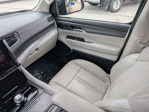 Used 2024 Jeep Wagoneer L Series II RWD image 17