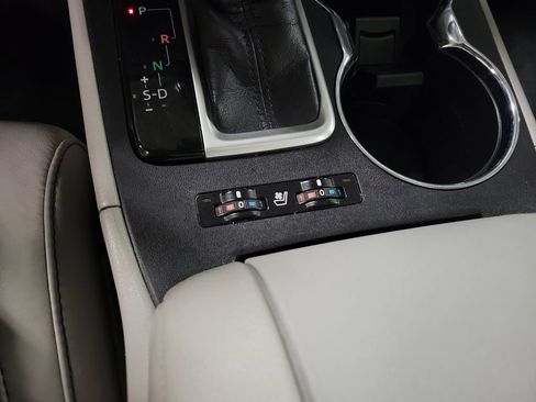 Used 2019 Toyota Highlander Limited Platinum AWD/4WD image 18