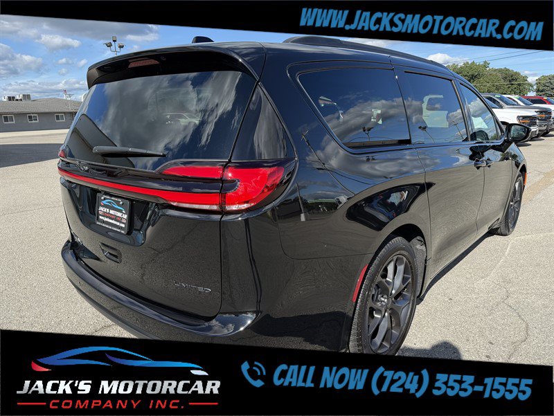 Used 2027 Chrysler Pacifica Limited FWD image 2