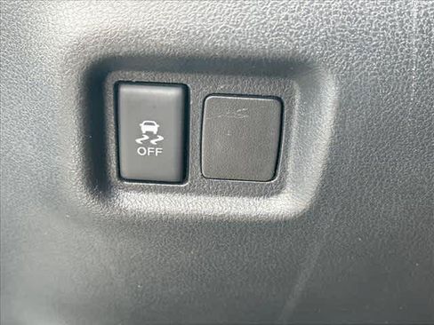 Used 2015 Nissan Versa SV w/ SV Appearance Package FWD image 17