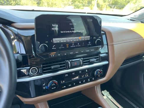 Used 2023 Nissan Pathfinder Platinum AWD/4WD image 9