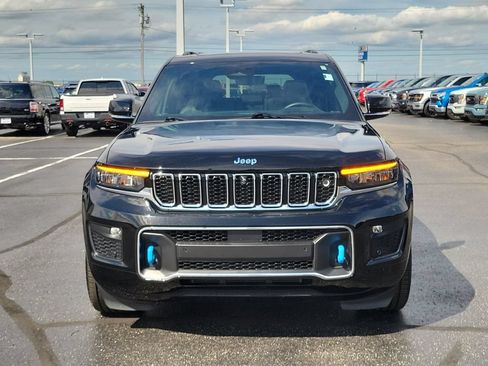 Used 2023 Jeep Grand Cherokee Overland w/ Advanced Protech Group III AWD/4WD image 2
