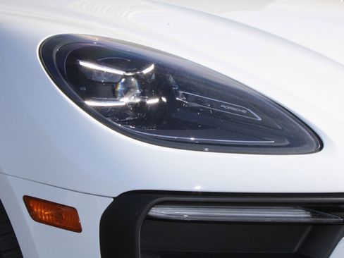 Certified 2022 Porsche Macan image 13