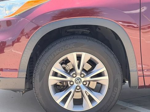 Used 2016 Toyota Highlander Plus FWD image 5