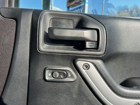 Used 2014 Jeep Wrangler Unlimited Sahara w/ Connectivity Group image 18