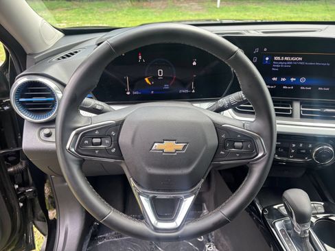 Used 2025 Chevrolet Trax LT w/ LT Convenience Package FWD image 28