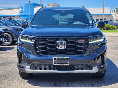 Used 2025 Honda Pilot TrailSport image 2