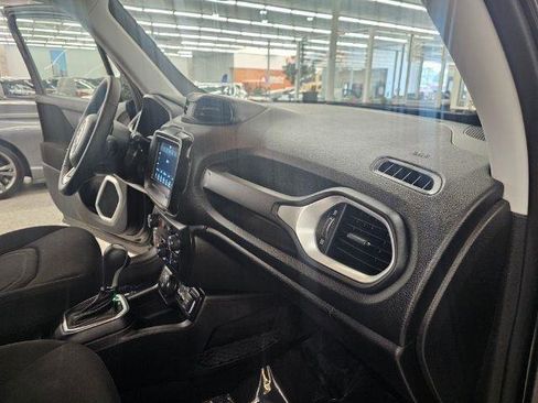 Used 2019 Jeep Renegade Latitude AWD/4WD image 14