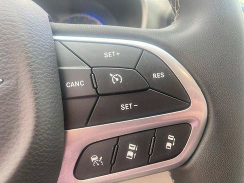 Used 2023 Chrysler Pacifica Touring-L FWD image 30