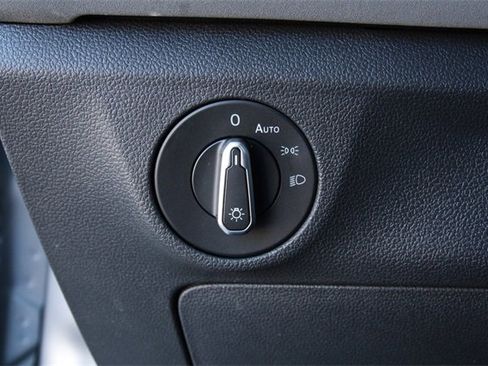 Certified 2025 Volkswagen Jetta SE image 14