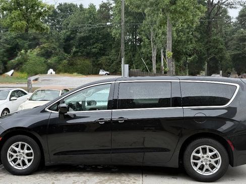 Used 2017 Chrysler Pacifica Touring FWD image 3