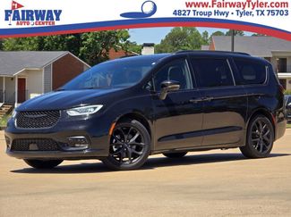 Used 2025 Chrysler Pacifica Limited FWD video 1