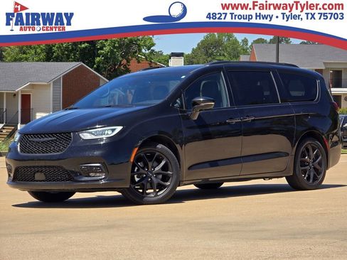 Used 2025 Chrysler Pacifica Limited FWD image 1