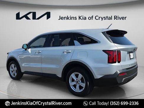 Used 2021 Kia Sorento LX FWD image 14