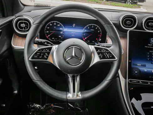Used 2025 Mercedes-Benz GLC 300 4MATIC image 18