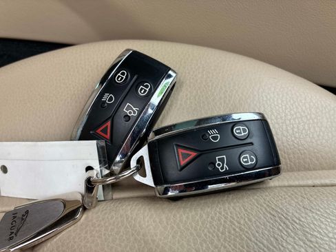 Used 2012 Jaguar XF RWD image 9
