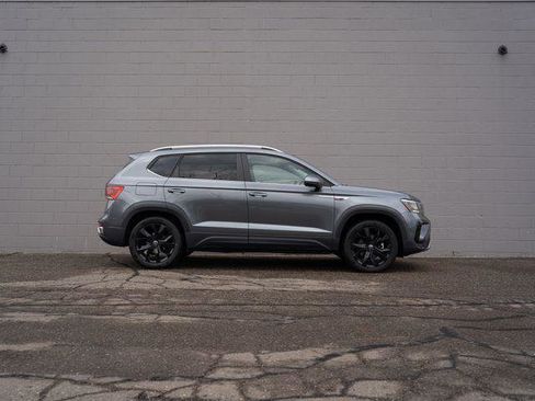 Used 2022 Volkswagen Taos SE w/ Panoramic Sunroof Package AWD/4WD image 8