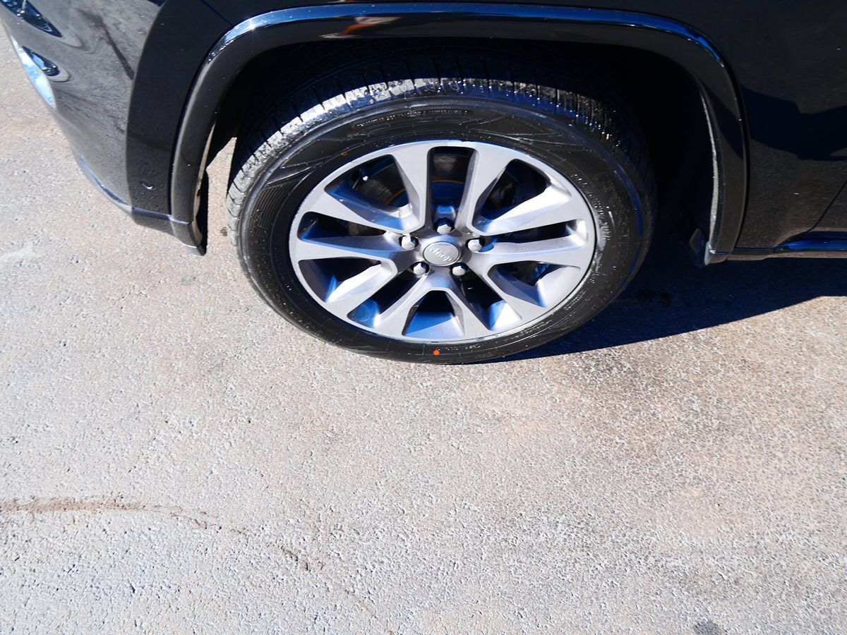 Used 2017 Jeep Grand Cherokee Overland w/ Jeep Active Safety Group AWD/4WD image 34