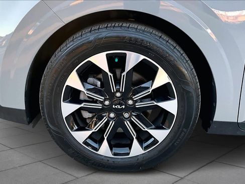 Used 2024 Kia Carnival EX image 11