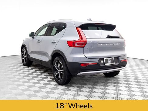 Used 2025 Volvo XC40 B5 Core image 3
