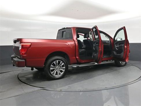 Used 2018 Nissan Titan SL image 45