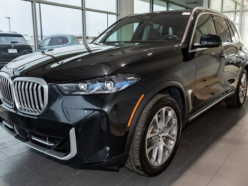 Used 2024 BMW X5 xDrive40i w/ Premium Package image 3