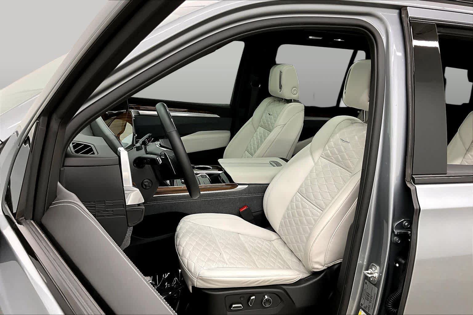 Used 2025 Cadillac Escalade Sport Platinum w/ LPO, Floor Liner Package AWD/4WD image 8