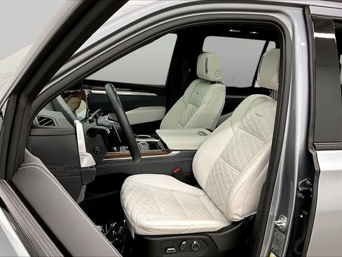 Used 2025 Cadillac Escalade Sport Platinum w/ LPO, Floor Liner Package AWD/4WD image 8