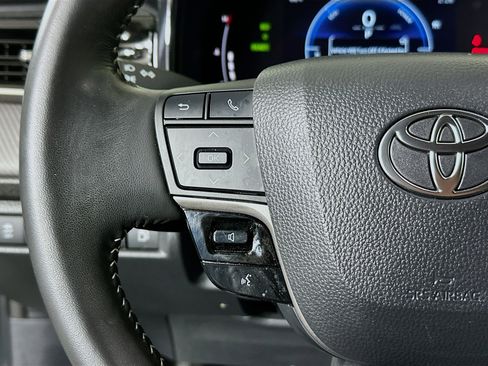 Used 2025 Toyota Camry SE FWD image 16