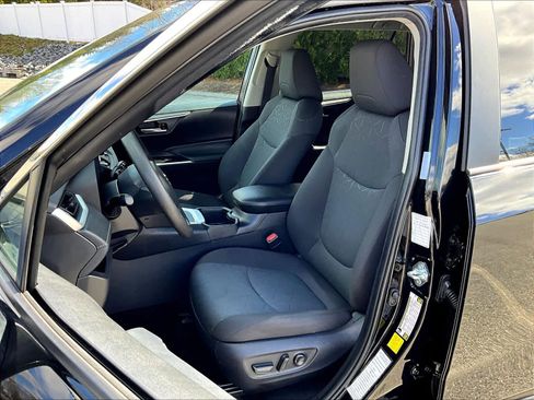 Used 2025 Toyota RAV4 XLE AWD/4WD image 10