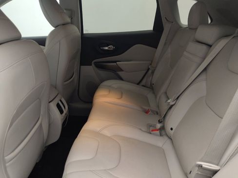 Used 2019 Jeep Cherokee Limited w/ Technology Group FWD image 18