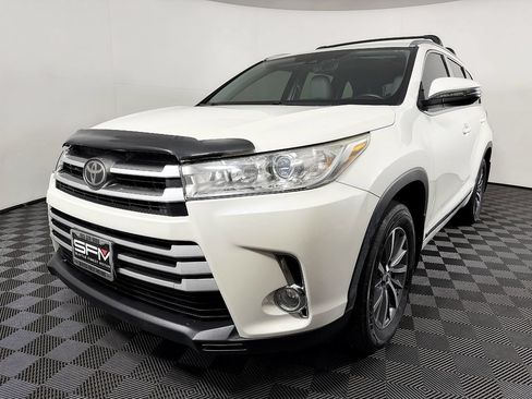 Used 2017 Toyota Highlander XLE AWD/4WD image 3