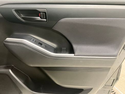 Used 2023 Toyota Highlander L image 21