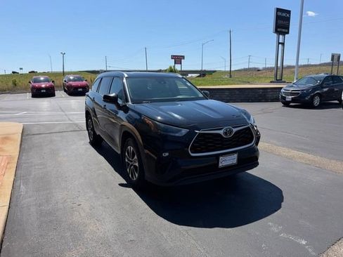 Used 2021 Toyota Highlander XLE AWD/4WD image 4
