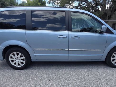 Used 2013 Chrysler Town & Country Touring image 3