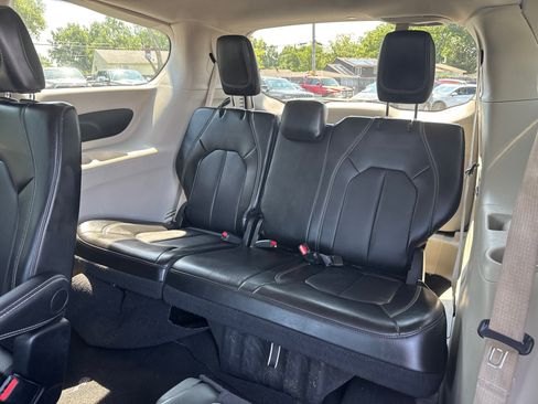 Used 2024 Chrysler Pacifica Touring-L FWD image 6