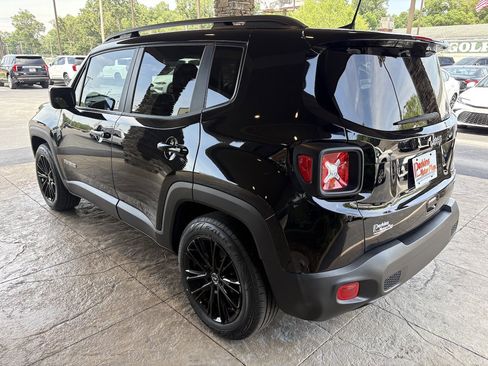 Used 2019 Jeep Renegade Latitude FWD image 8