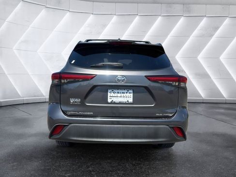 Used 2020 Toyota Highlander XLE AWD/4WD image 6