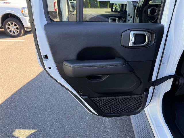 Used 2018 Jeep Wrangler Unlimited Sahara AWD/4WD image 14