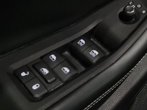 Used 2023 Jeep Grand Cherokee Laredo image 27