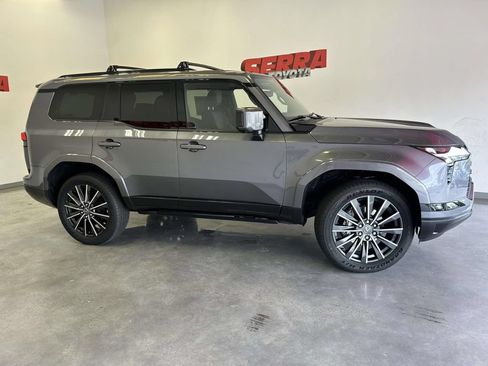 Used 2025 Lexus GX 550 w/ Accessory Package (2T) AWD/4WD image 2