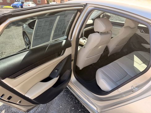 Used 2019 Honda Accord Touring image 12