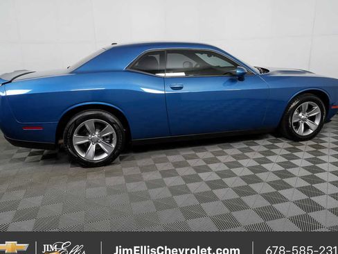 Used 2022 Dodge Challenger SXT image 2