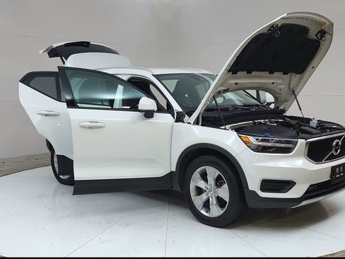Used 2020 Volvo XC40 T4 Momentum FWD image 9