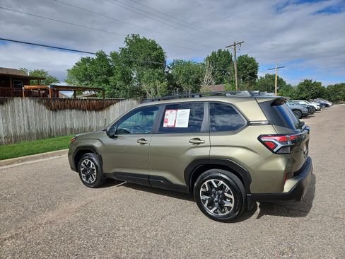 Used 2025 Subaru Forester Premium AWD/4WD image 5